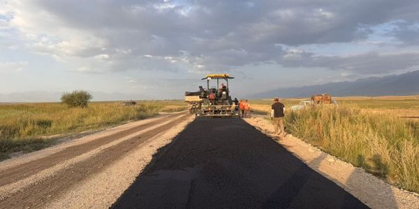 На трассе Ат-Башы – Торугарт укладывают новый асфальт изображение публикации