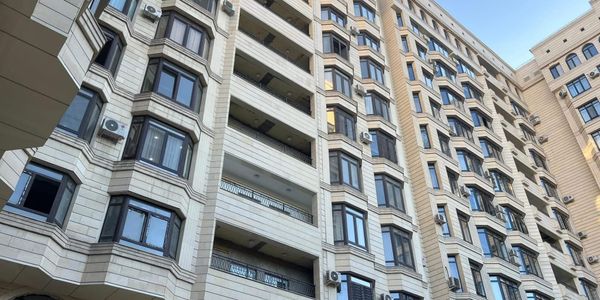 Жители дома на ул. Боконбаева в Бишкеке получили документы на квартиры. Фото: Минстрой.