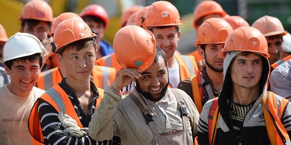 Для мигрантов в РФ ввели новые госпошлины на миграционные услуги – МИД изображение публикации