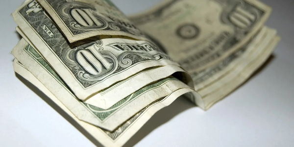 Нацбанк КР продлил разрешение на вывоз ветхих долларов до марта 2026 года изображение публикации