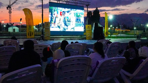 На память о лете: как прошли киновечера Beeline на Иссык-Куле изображение публикации