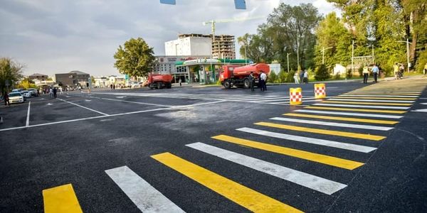 В Бишкеке на 50 дней раньше срока после капремонта открыли участок улицы Курманжан Датки — фото изображение публикации