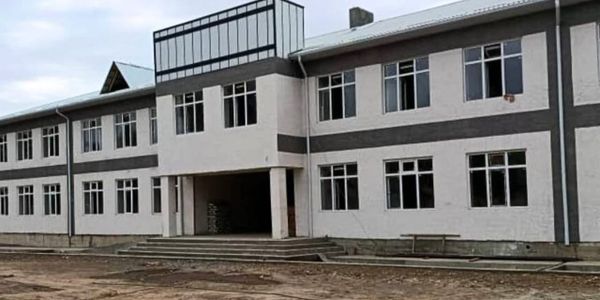Новая школа в селе Жылалды Узгенского района. Фото: Минстрой.