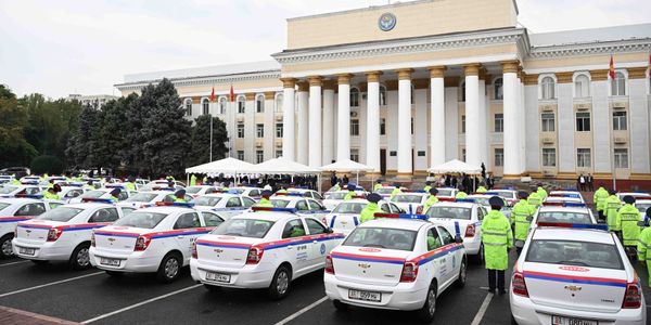 Церемония вручения  ГУОБДД 150 автомобилей. Фото: кабмин КР.