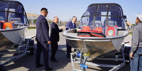 Церемония передачи техники для Минприроды. Фото: кабмин КР.