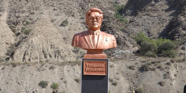 На Курпсайской ГЭС открыли памятник Турдакуну Усубалиеву изображение публикации