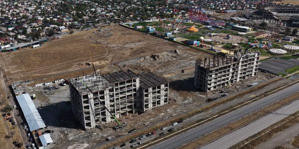 Строящиеся здания для «Кызмат» и Кадастра в Бишкеке помогут решить проблему длинных очередей изображение публикации