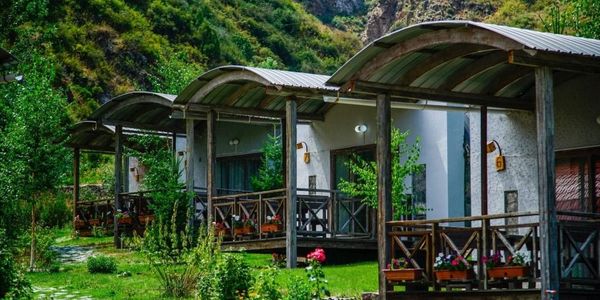 ГКНБ задержал владельца эко-резорта за незаконное строительство на пастбищах в Арашане изображение публикации