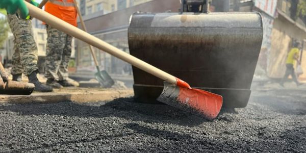 Ремонт тротуара по ул. Московской. Фото: мэрия Бишкека.