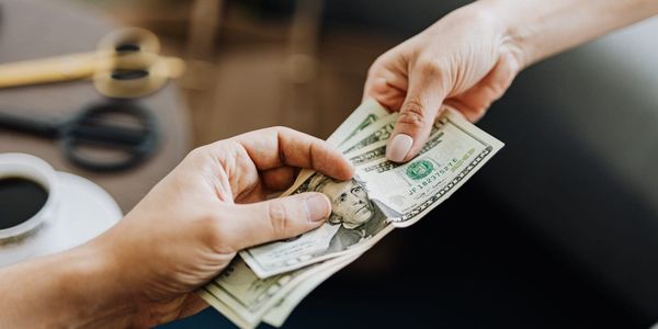 Житель Токмока получил штраф в 17.5 тысячи сомов за незаконный обмен валют изображение публикации