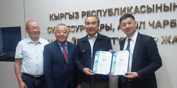 Вручение сертификата SFCS. Фото: пресс-служба Минсельхоза.