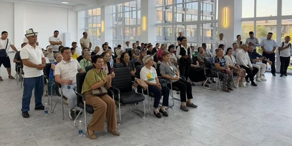 Нурдан Орунтаев вручил жильцам проблемных домов в Бишкеке актовые документы на недвижимости изображение публикации