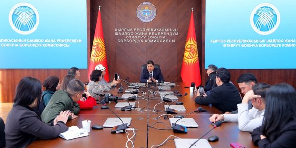 Глава ЦИК КР Тынчтык Шайназаров на встрече с блогерами рассказал о дистанционном голосовании и подготовке к выборам — Бишкек, октябрь 2025 года.