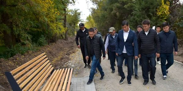 Айбек Джунушалиев проверил ход реконструкции парка имени Ататюрка в Бишкеке
