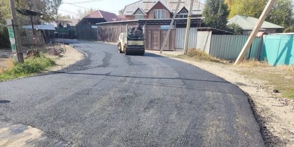 В Бишкеке укладывают новый асфальт на улице Кулиева в жилмассиве Колмо. Фото: мэрия.