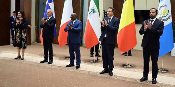 Жапаров пригласил иностранных наблюдателей мониторить досрочные выборы в ЖК в Кыргызстане изображение публикации