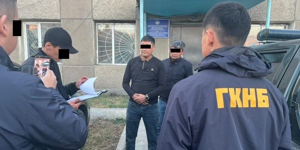 В Караколе чиновники Минтранса брали деньги с маршрутчиков за бесплатные документы изображение публикации