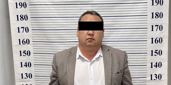 Преподаватель Джалал-Абадского государственного университета задержан по делу о мошенничестве. Фото: ГКНБ.