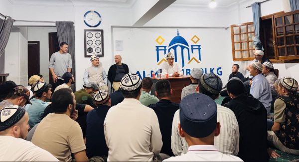 Встреча Улукбека Марипова с кыргызстанцами в Каире. Фото: МИД.