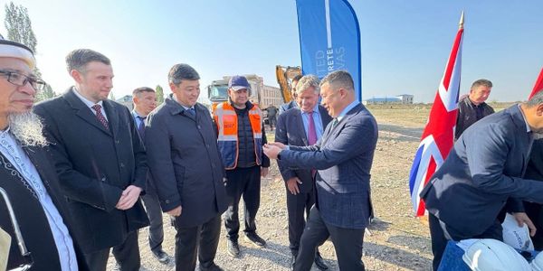 Закладка капсулы для строительства завода по производству бетонного полотна в Кыргызстане. Фото: Минсельхоз.