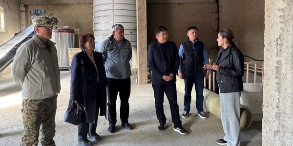 Заместитель директора НАИ Дамир Бикулов во время рабочей поездки в СЭЗ «Каракол» и «Нарын». Фото: НАИ.