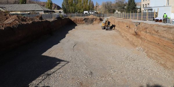 Котлован будущего родильного отделения в Нарыне. Фото: Минстрой.