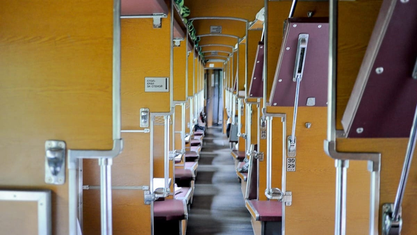 Расписание пригородных поездов Бишкек–Каинды и Бишкек–Токмок, утренние и вечерние рейсы для пассажиров.