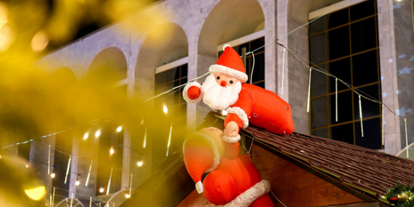 Новогоднее оформление площади Ала-Тоо в Бишкеке, главная елка и ледовый каток.