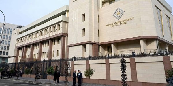 Нацбанк оштрафовал на 72 тысячи сомов обменник и нелегального валютчика в Баткене изображение публикации