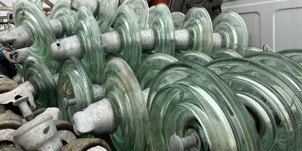 В Таласской области заменили 3.3 тысячи фарфоровых изоляторов на стеклянные изображение публикации