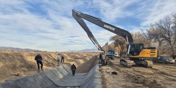 Работы по укладке бетонного покрытия на «Большом канале» в Таласском районе — модернизация оросительной системы на 8 км