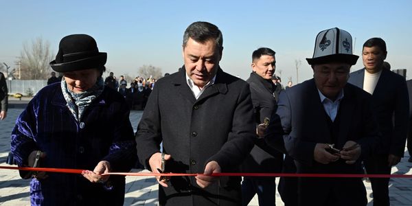 Садыр Жапаров открыл школу, детсад и медцентр в госрезиденции «Ала-Арча» изображение публикации