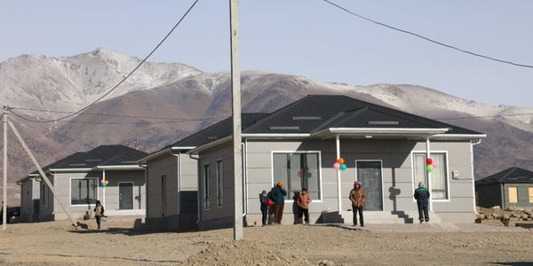 Шесть семей переселили из зоны у железной дороги в Балыкчы — Ташиев вручил ключи от новых домов изображение публикации