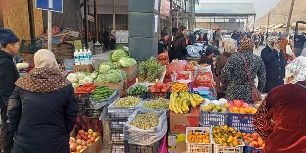 Еженедельная сельскохозяйственная ярмарка на рынке Ак-Була в Араванском районе. Фото: Минсельхоз.