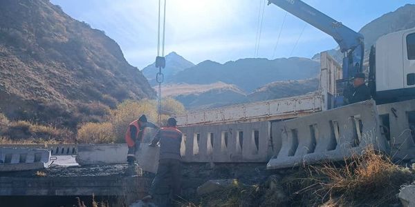 На трассе Бишкек – Ош обновляют защитные парапеты изображение публикации