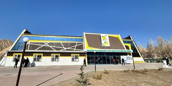 Открытие обновленного физкультурно-оздоровительного центра в Нарыне. Фото: Минстрой.