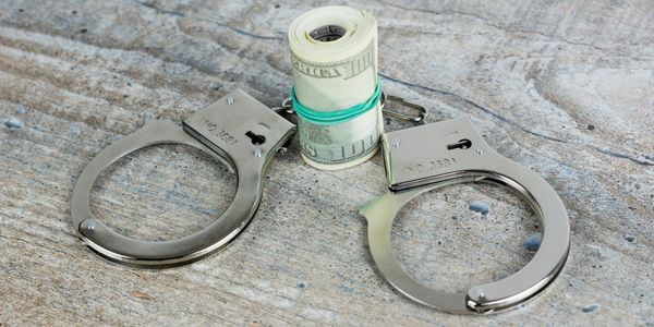 В КР пресечена схема взяток при регистрации населения — задержаны пять человек изображение публикации