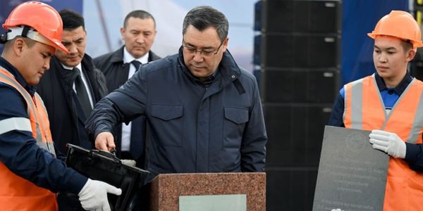 Президент Садыр Жапаров дал старт строительству городка «Алтай» в Бишкеке. Фото: СИП АП КР.