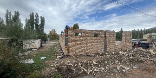 Госархстройконтроль Таласа пресек незаконное строительство магазина изображение публикации