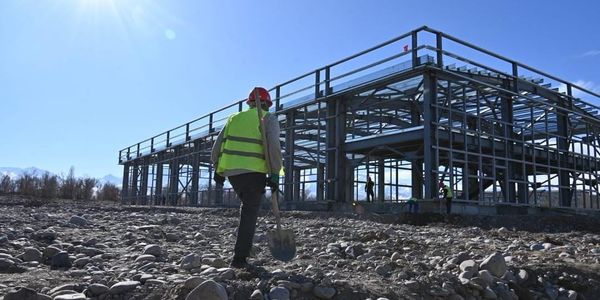 Как идет строительство спорткомплекса в Токмоке, рассказали в Минстрое изображение публикации