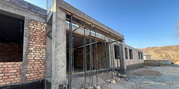 Строительство новой двухэтажной школы в селе Карл Маркс, Джалал-Абадская область.