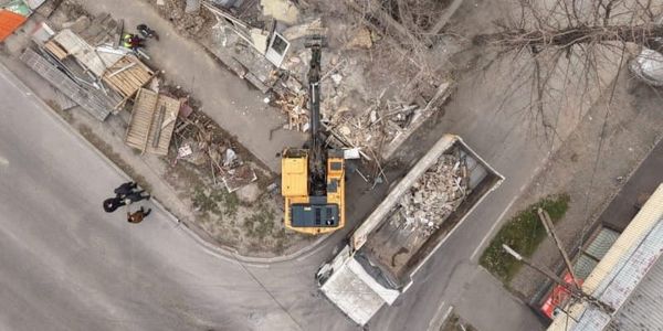 Демонтаж временных сооружений у Старого автовокзала в Бишкеке, освобожденный участок муниципальной земли под озеленение.