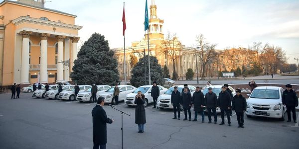 Мэр Бишкека передал Муниципальной инспекции и акимиатам 17 автомобилей