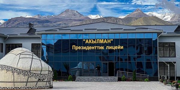 Садыр Жапаров анонсировал строительство лицеев «Акылман» во всех областях КР