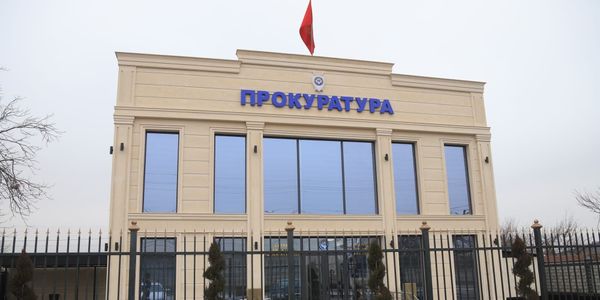 Генпрокурор Максат Асаналиев на открытии нового здания прокуратуры в Баткене, декабрь 2025 года.