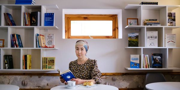 «Всё начинается с мечты»: история Дүйшөнкула Садыкова, открывшего кафе-читальню «Book&Bite» в родном Пульгоне изображение публикации