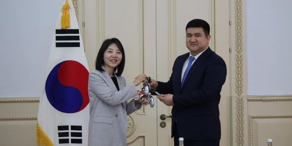 Корея передала госорганам Кыргызстана 10 электромобилей Hyundai