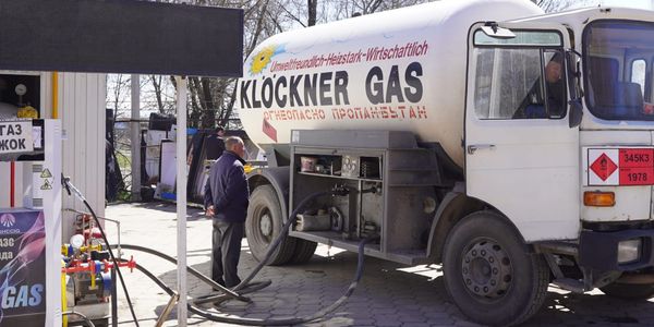 Демонтаж незаконной газозаправочной установки в Бишкеке.