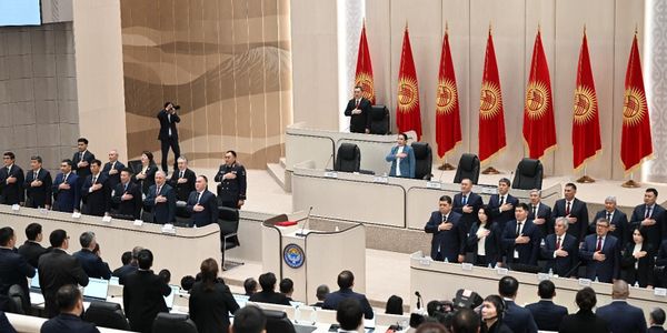 За пять лет Жогорку Кенеш израсходовал 65 тонн импортной бумаги — Садыр Жапаров изображение публикации
