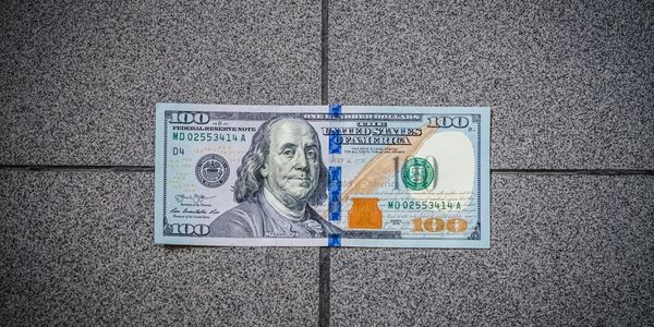 Нацбанк продлил банкам вывоз неветхих долларов из Кыргызстана до октября изображение публикации